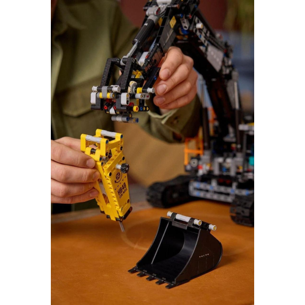 Конструктор Technic Volvo EC500 Hybrid 2359 деталей у стилі LEGO, гусеничний екскаватор, будівельна техніка